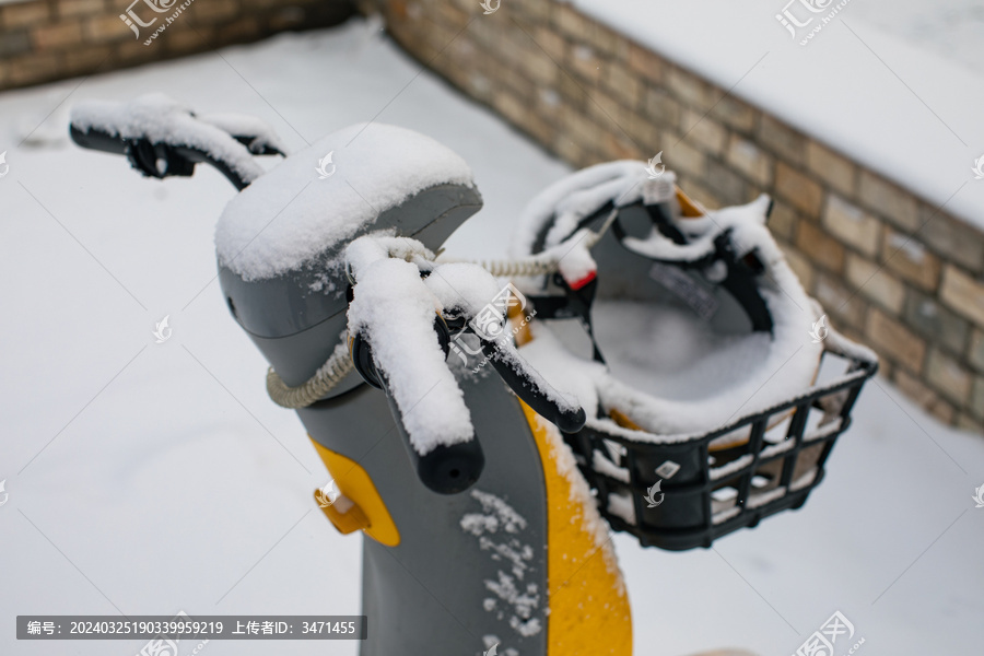 雪中的小黄车