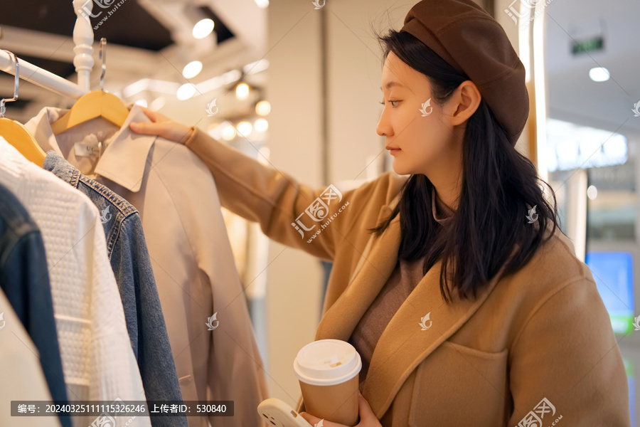 商场挑选服装的自信女子