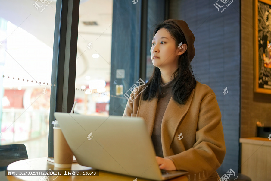 喝咖啡的女性在笔记本电脑前放松