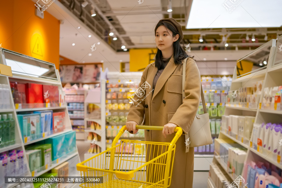 自信女性在超市货架游览商品