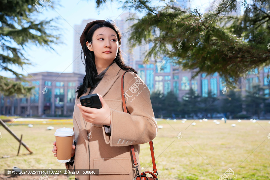 都市生活中的年轻女子街头行走