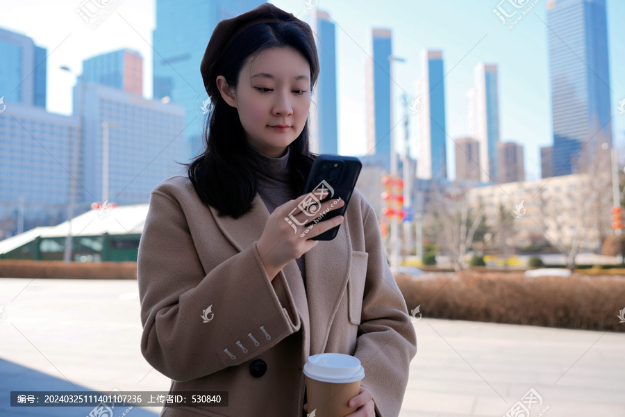 年轻女性茶歇查看手机