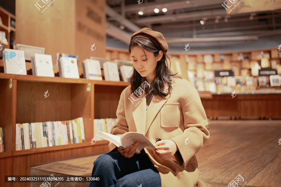 书店独立探索知识学习的女性