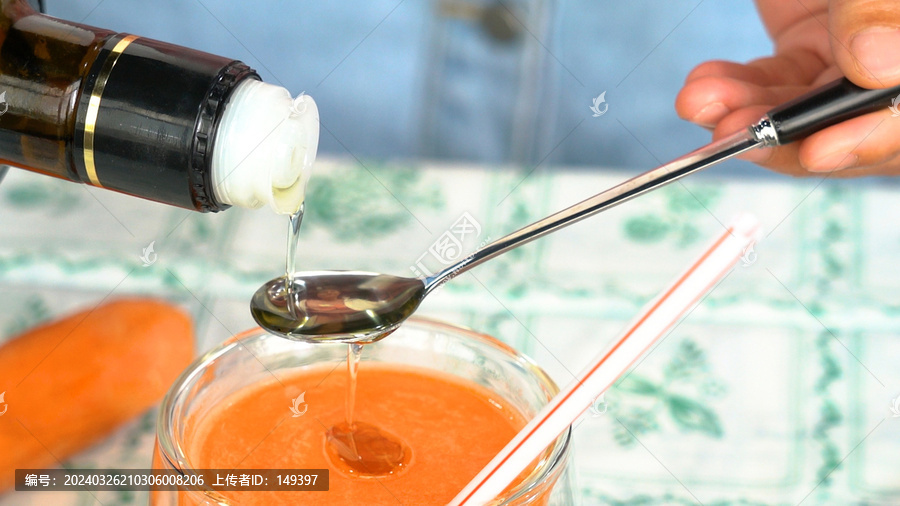 胡萝卜汁配亚麻籽油