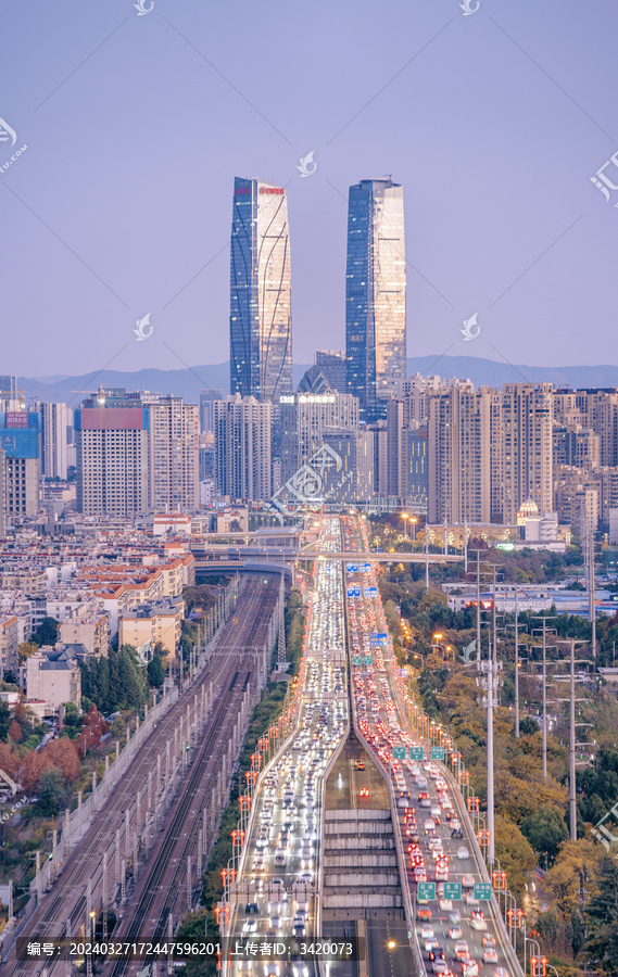 云南昆明高峰时段拥堵的城市道路