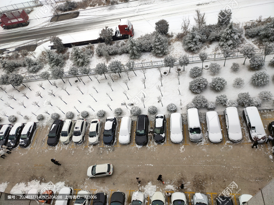 雪后停车场