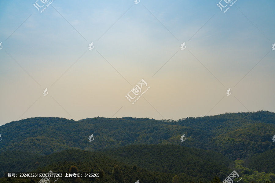 山顶的天空和风景