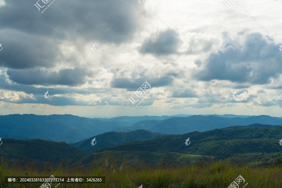 山顶的天空和风景