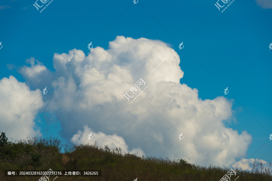 山顶的天空和风景