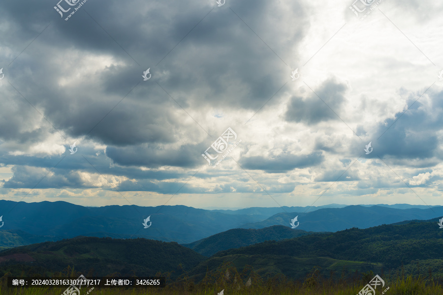 山顶的天空和风景