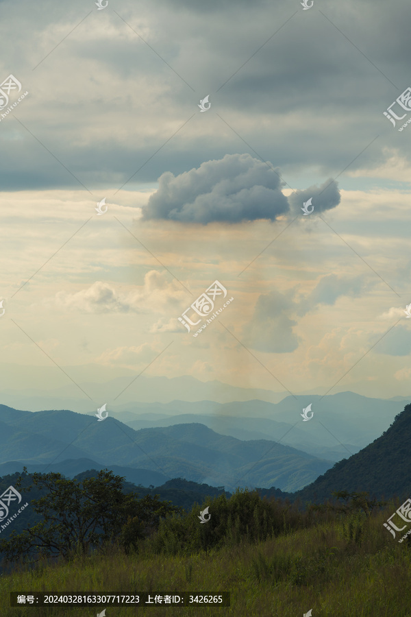 山顶的天空和风景