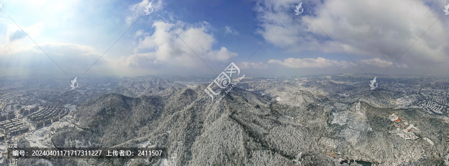 山川丘陵冬天蓝天白云雪景全景图