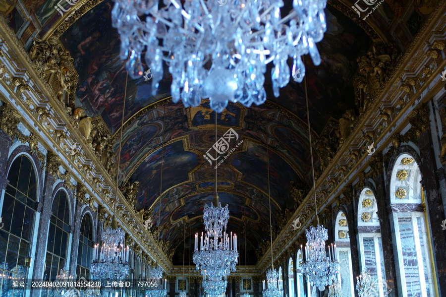 法国凡尔赛宫的水晶吊灯