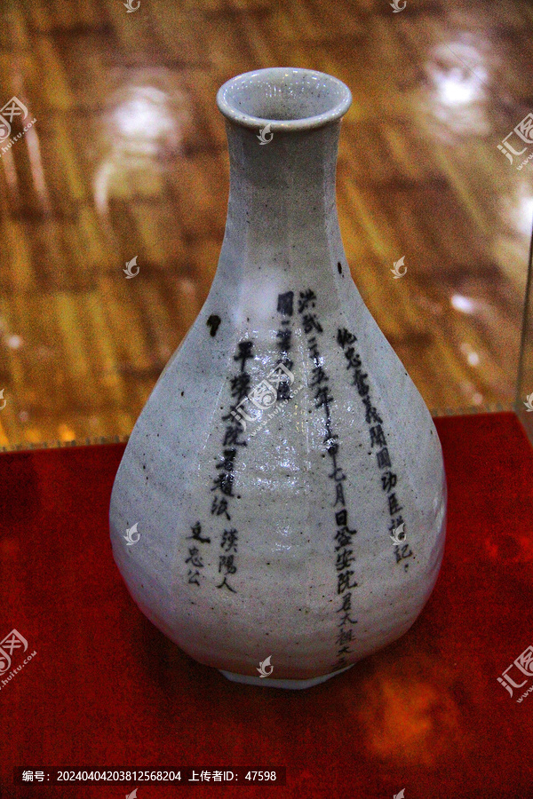 朝鲜族白瓷瓶