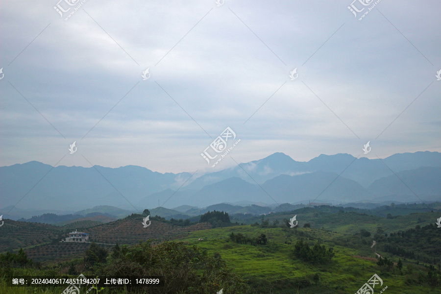 山峦丘陵雪山