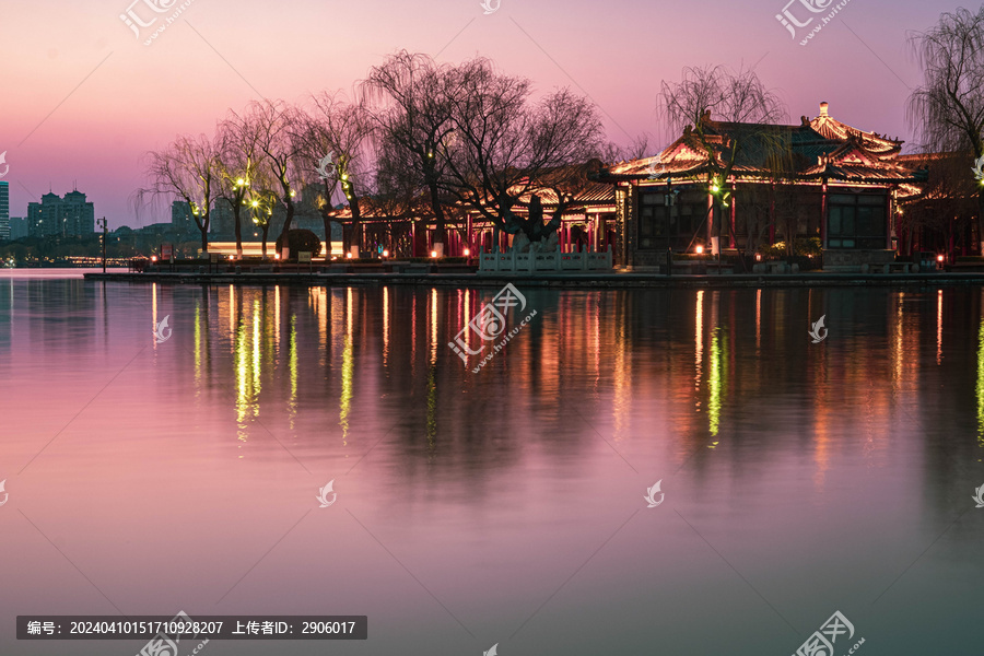 济南大明湖夜晚长曝光