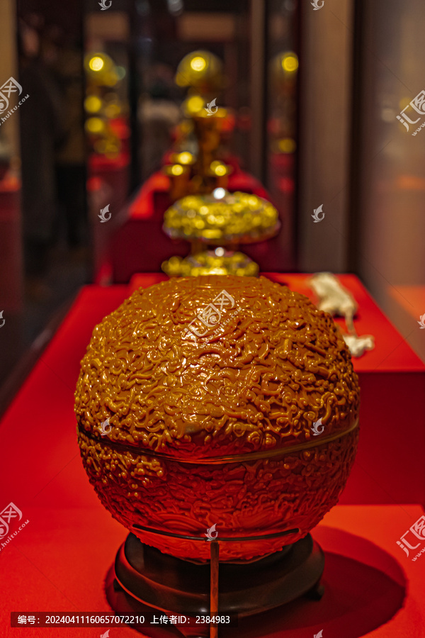 金胎珊瑚雕云龙福寿纹桃式盒