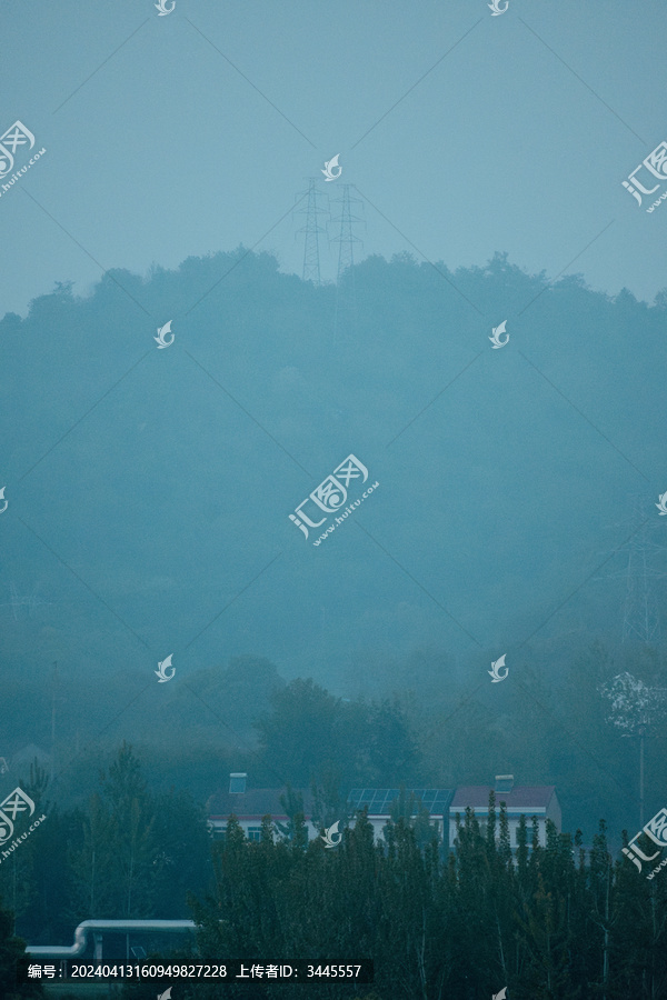 云雾中的山峰