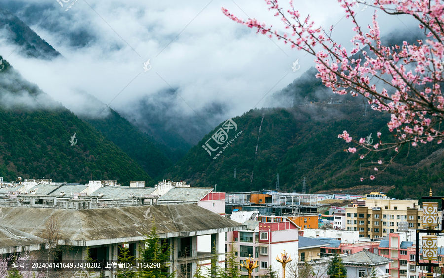 春天的康定县城