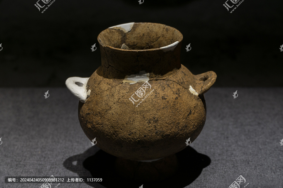 新石器时代圆足陶罐