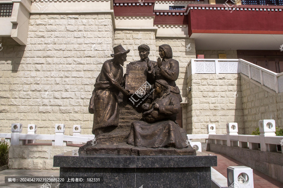 西藏人民新生活雕塑