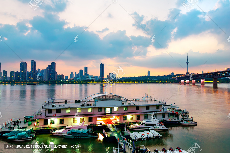 湖北武汉的长江和摩天大楼