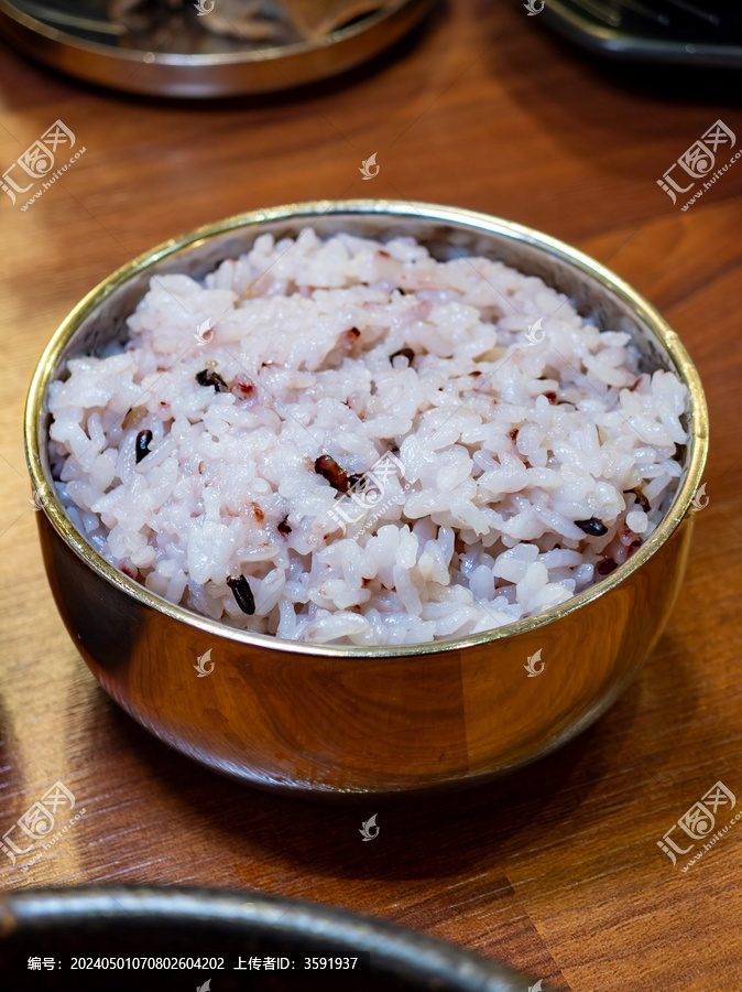 装在金属碗里的紫米饭