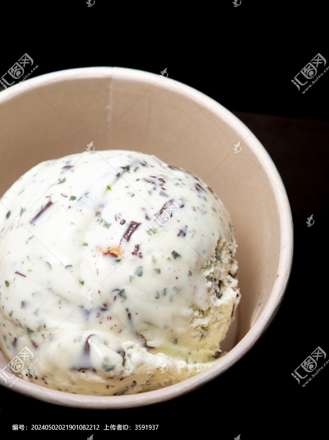 装在纸碗里的单球冰淇淋