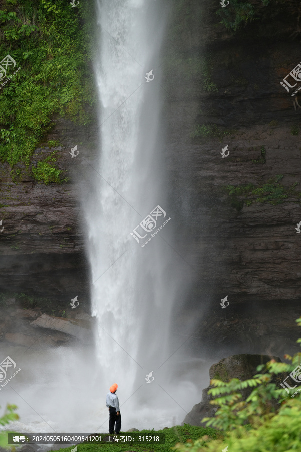 瀑布位于美姑县瓦候乡