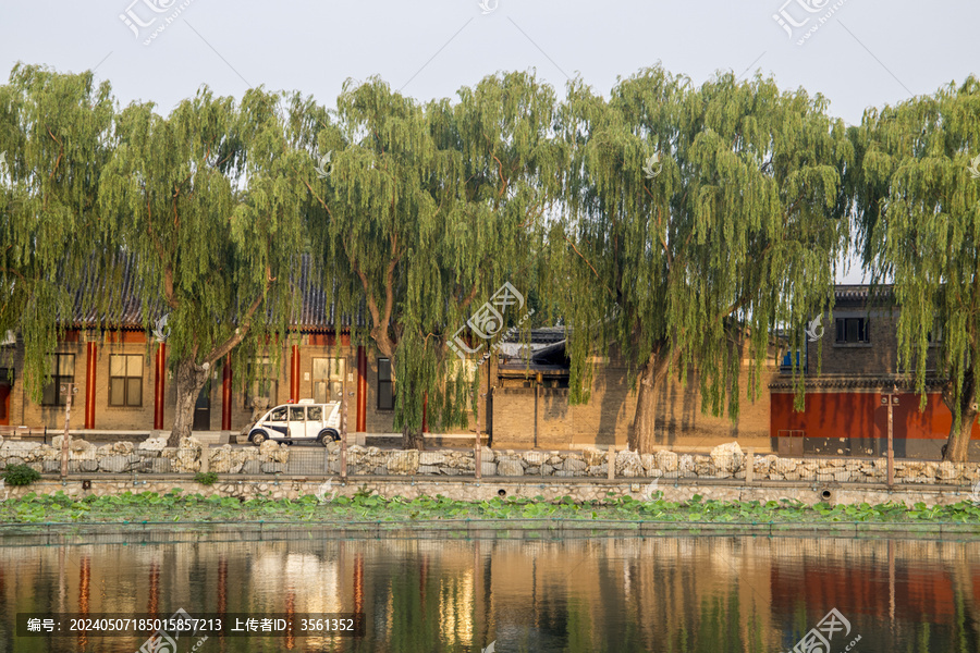 北京北海公园的白天美丽风光