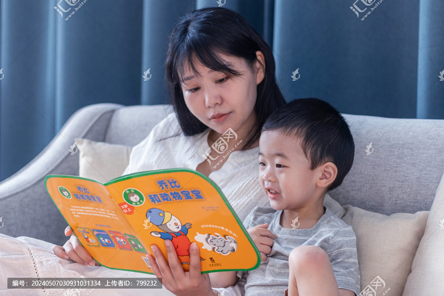 母子一起开心看书