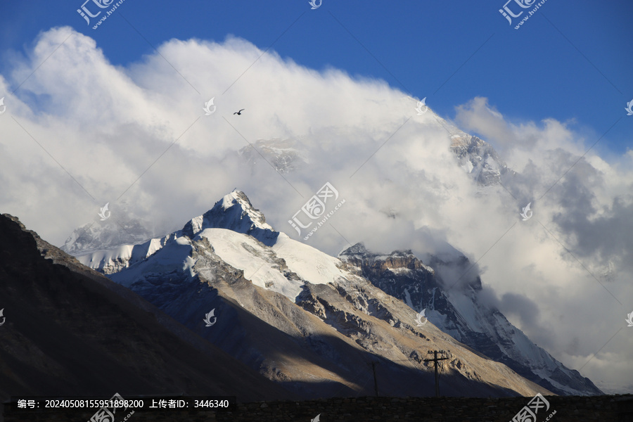珠穆朗玛峰峰顶被白雪覆盖