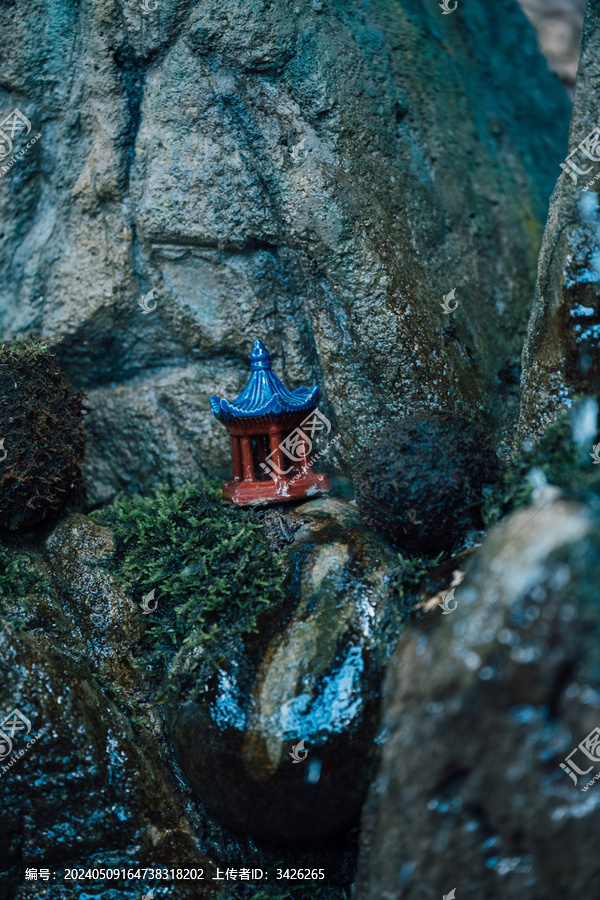 岩石上的红色亭子微景观