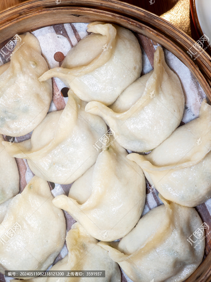 餐桌上蒸笼里的蒸饺