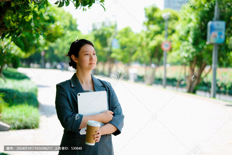 职业女性在户外咖啡休息
