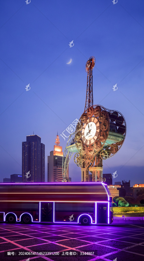 天津观光巴士驶过世纪钟广场夜景