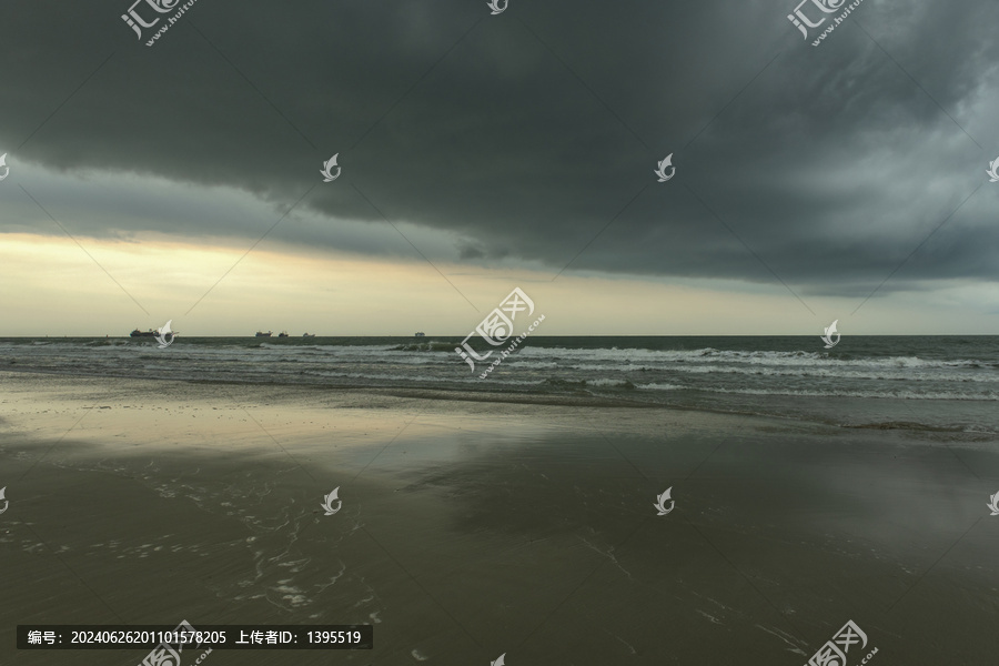 海边乌云压顶