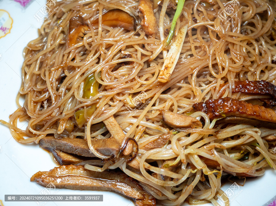 餐盘里的烧鸭丝煮米粉