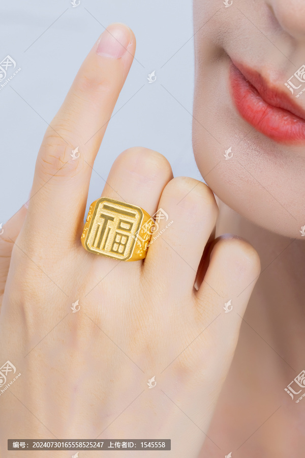 黄金饰品模特佩戴图