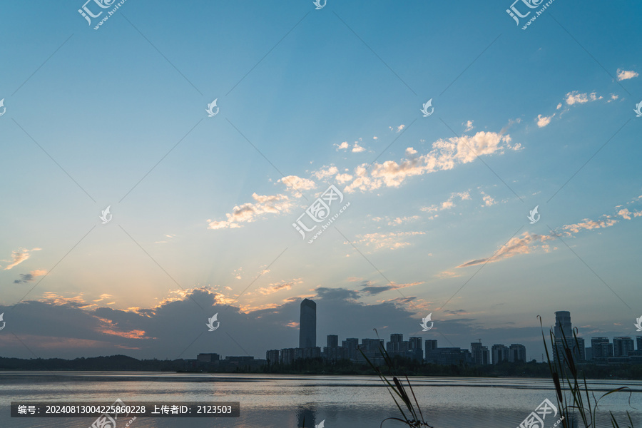 城市公园湖面夕阳倒影