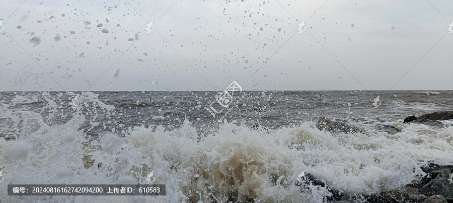 海浪涨潮白浪翻滚