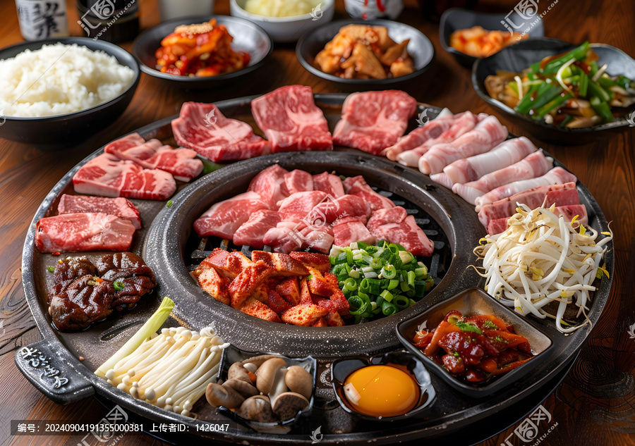 烤肉拼盘，有牛肉、猪肉、鸡肉、蔬菜、蘑菇、鸡蛋、米饭、泡菜等