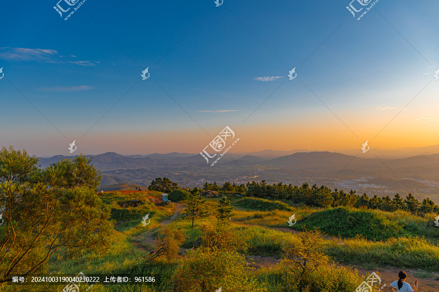 山顶落日蓝天