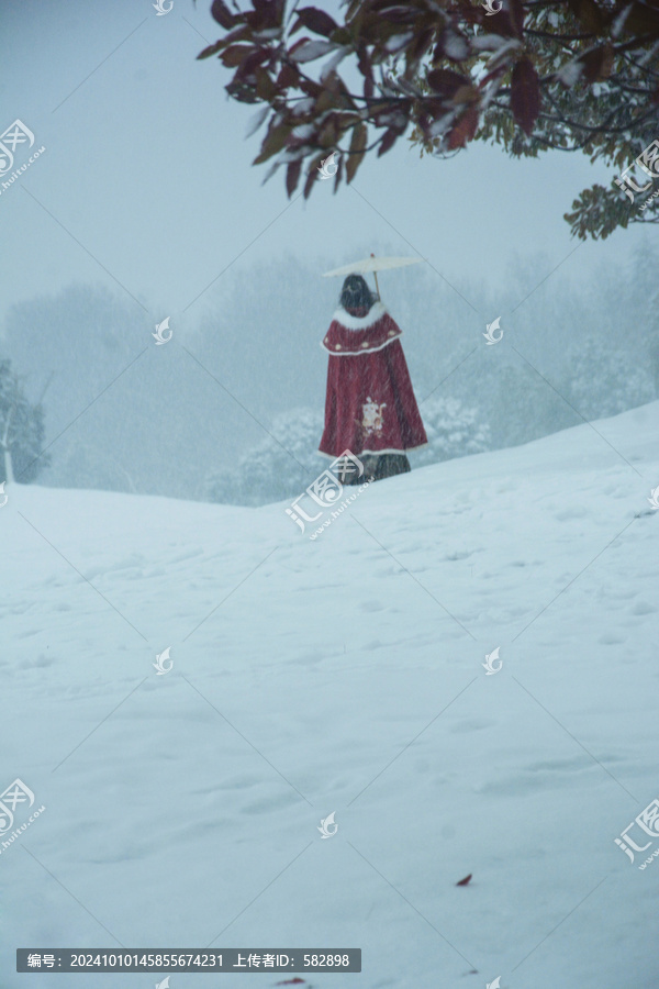 风雪中的古风美人