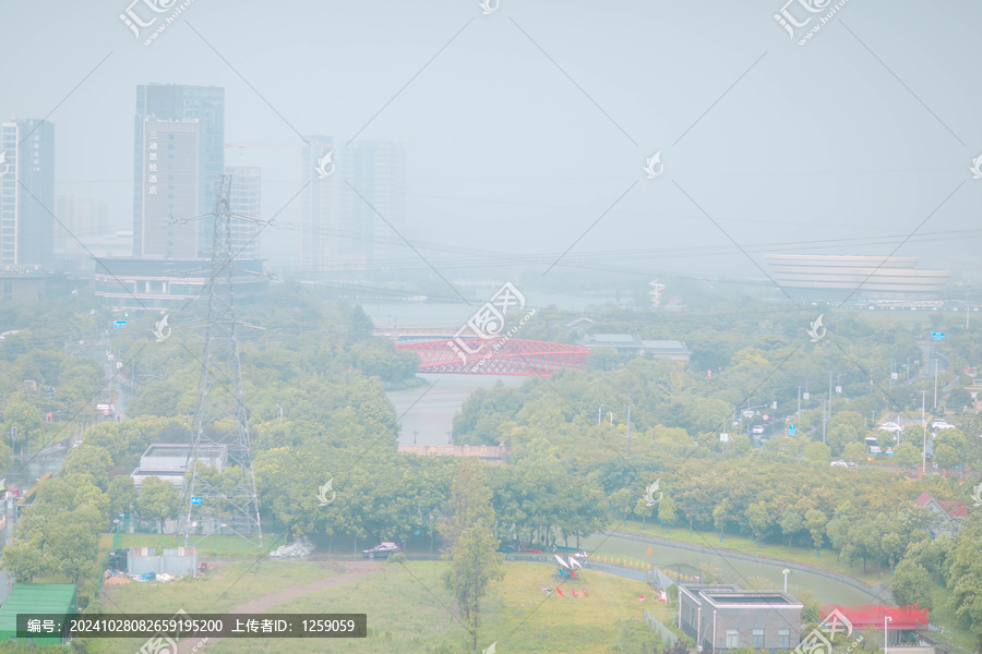 雨中建筑