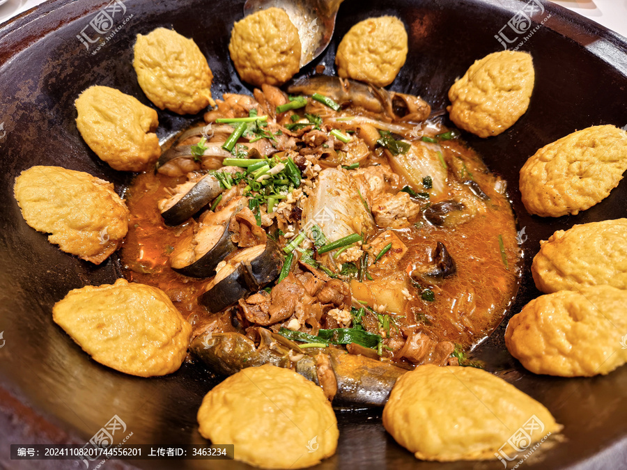 铁锅炖鱼贴玉米饼子