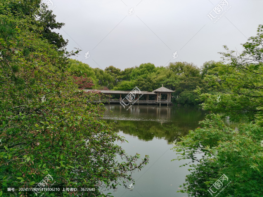 湖中游览