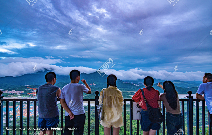 远眺梧桐山