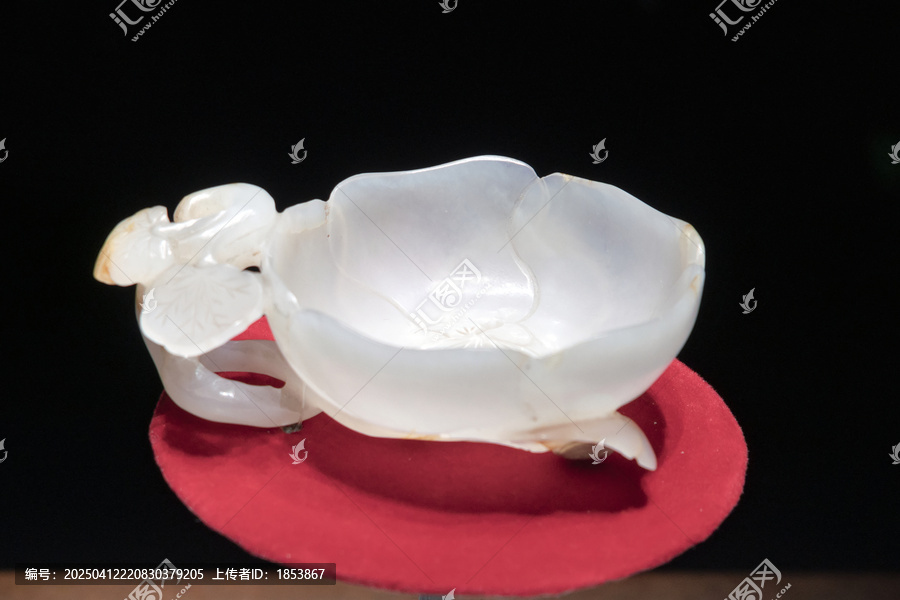 白玉花形杯
