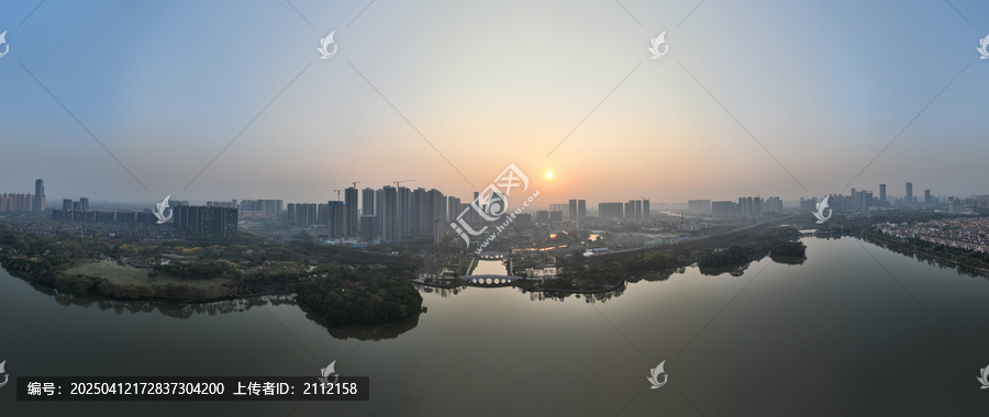 顺峰山公园桂畔湖水上立交春色日出全景